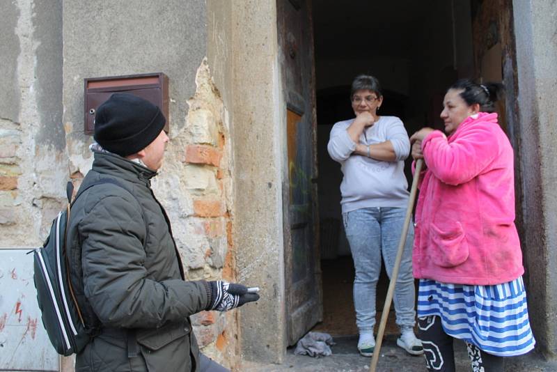 Místopředseda komise pro sociální věci Filip Kruncl na návštěvě ve slánské ubytovně Mexiko společně s Kladenským deníkem.