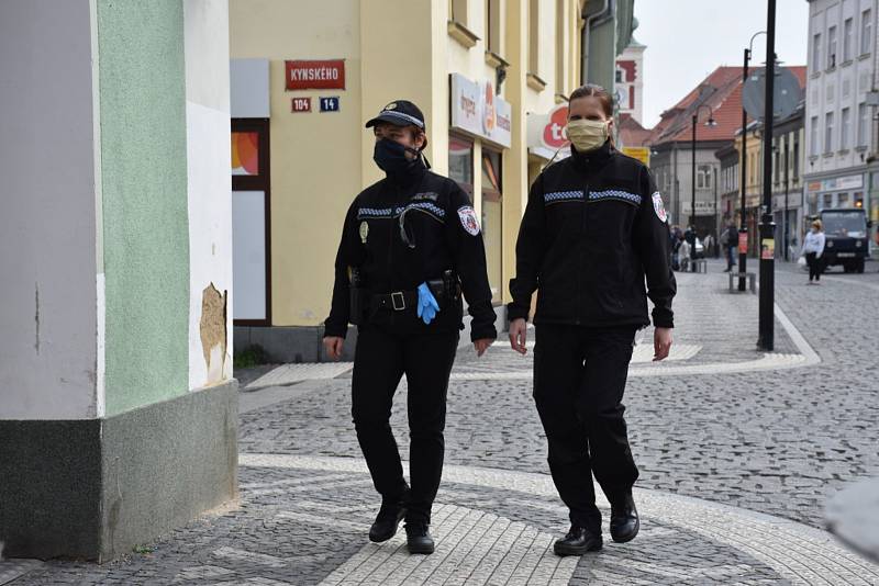 Strážníci zatím výrazné incidenty s lidmi bez roušek řešit nemuseli, respekt má většina obyvatel.