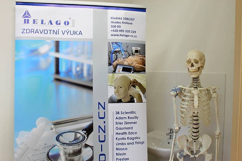 Studenti kladenské biomedicíny získali k výuce plastinovaná lidská těla. Slavnostní otevření nové laboratoře.
