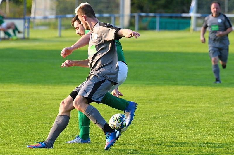 Velká Dobrá (v šedém) hostující Běleč v duelu III. třídy A nešetřila, trestala její chyby a vyhrála 6:2!