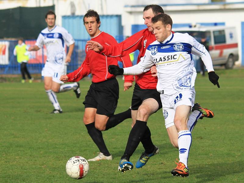 Kladno přenechalo důležité body Měcholupům // SK Kladno -SK Horní Měcholupy 1:3 (0:2) , utkání 14.k. CFL. ligy 2012/13, hráno 10.11.2012