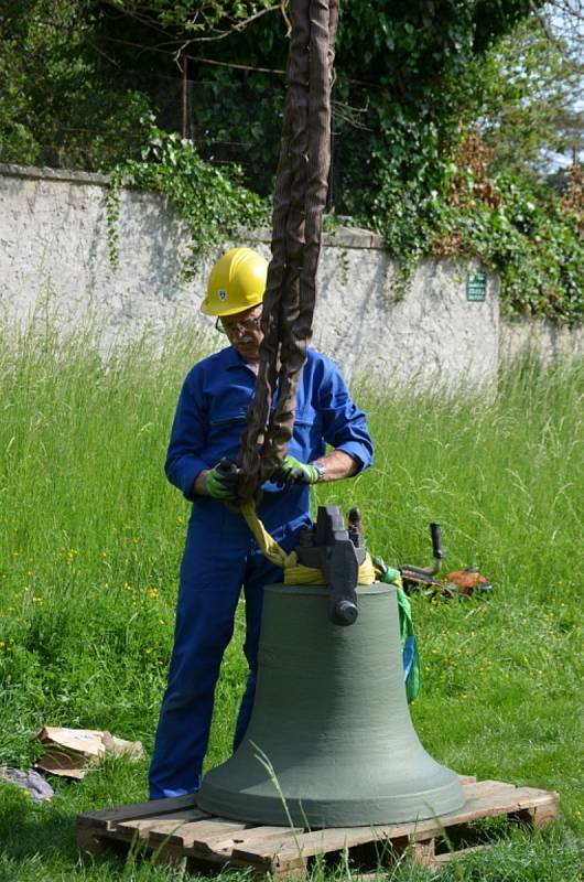 Do libušínské gotické zvonice se po třiceti letech vrátil zvon, poprvé se rozezní na Noc kostelů.