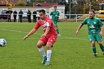 Sousedské derby: Dobrovíz (v červeném) potvrdila doma roli jasného favorita a Hostouň B porazila 3:0. Tady je Jaroslav Trnka