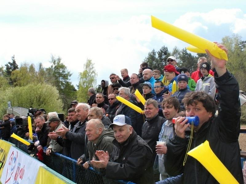 Vesnický fotbal v přímém TV přenosu! Doksy přivítaly Unhošť. Tady je skvělý kotel hostů. 