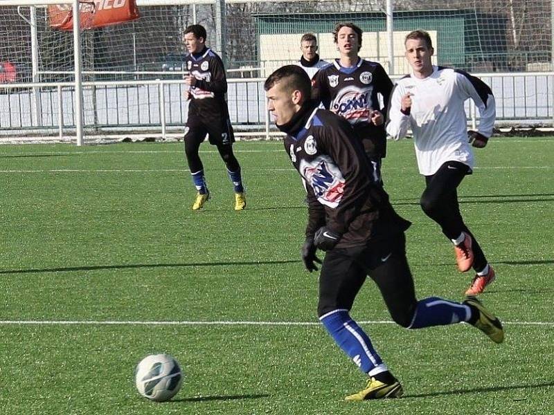 Hráči SK Kladno (v tmavém) zremizovali na Meteoru ztracený duel s Horními Měcholupy. 