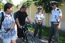 DOPRAVNÍ POLICISTÉ při preventivní kontrole cyklistů. 