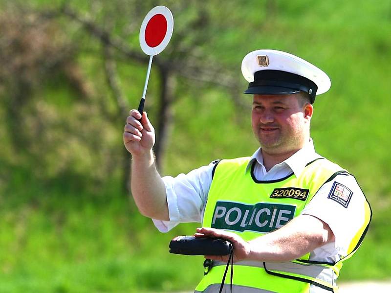 NA SILNICÍCH Kladenska policisté kontrolují nejen řidiče osobních aut, ale i těch nákladních.