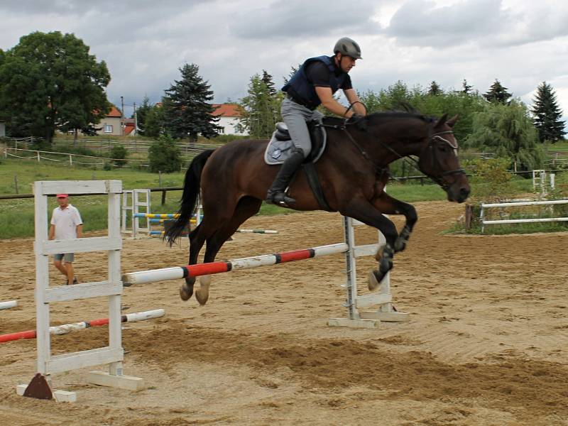 Jezdecký areál v Černuci s vnějším kolbištěm, osvětlenou jízdárnou a halou nabízí kvalitní podmínky jak pro rekreační ježdění, tak i pro přípravu skokových a drezurních koní.