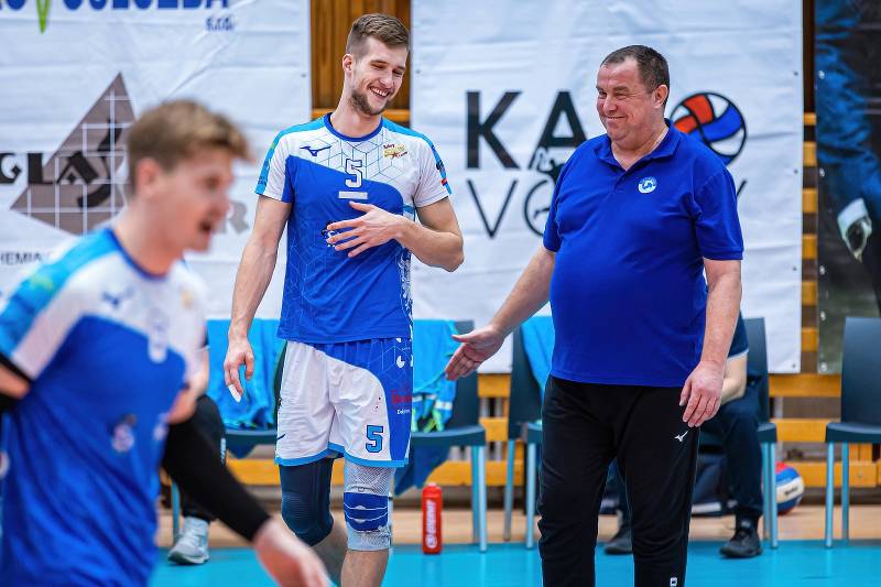 Volejbalové Kladno (v modrém) podlehlo pražským Lvům také v předsilvestrovské odvetě, 1:3.