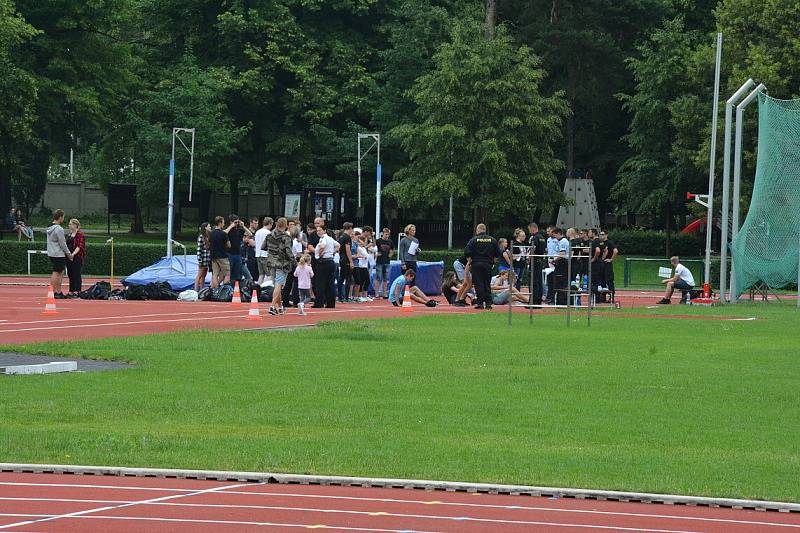 Přes bariéry s policií.