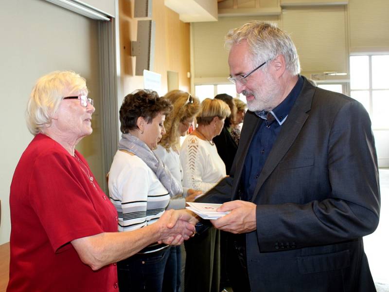 Slavnostní ceremoniál zahájení školního roku kladenské univerzity třetího věku.