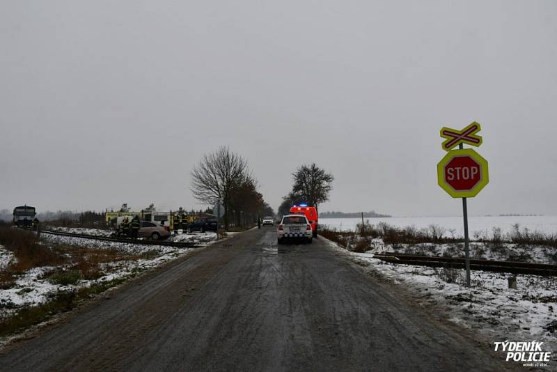 Řidič u Hostivice neubrzdil auto před přejezdem.