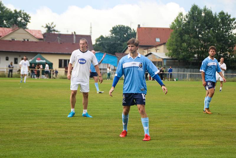 Jiří Sekáč, Tomáš Šmerha nebo Daniel Kružík. Hokejisté už popáté nazuli kopačky, aby pomohli svému kamarádovi Petru Křepelkovi, který po zranění skončil na vozíčku.