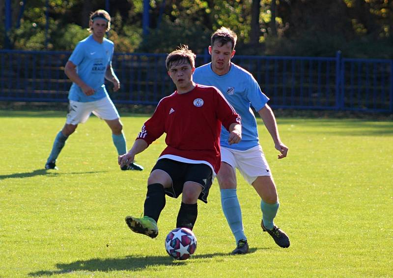 Kralupy (v modrém) v derby I. B třídy přehrály doma po obratu béčko Velvar 3:1. Pomohlo jim vyloučení Podivínského