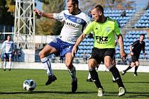 Kladno (v bílém) si poradilo se silnými Zbuzany 1:0. Vlevo Pavel Bartoš