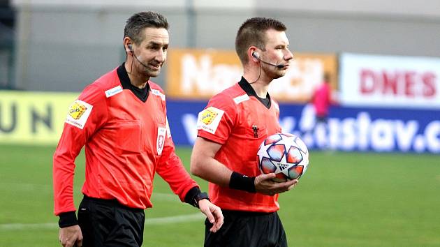 Rozhodčí Josef Krejsa (vpravo) před začátkem premiérového ligového zápasu ve Zlíně s asistentem Stanislavem Pochylým.