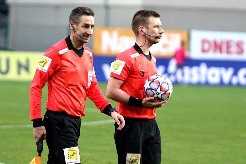 Rozhodčí Josef Krejsa (vpravo) před začátkem premiérového ligového zápasu ve Zlíně s asistentem Stanislavem Pochylým.