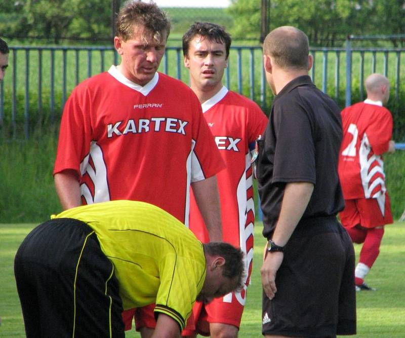 Diskuse s rozhodčím Žižkou. Debatují Jaromír Přerost (vlevo) a Martin Veselý. 