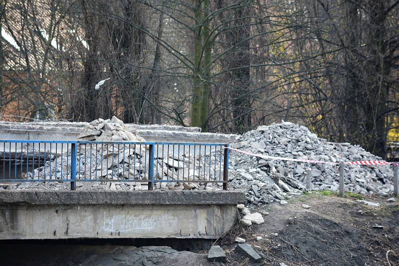 Starý most na Kročehlavské mizí v propadlišti dějin.