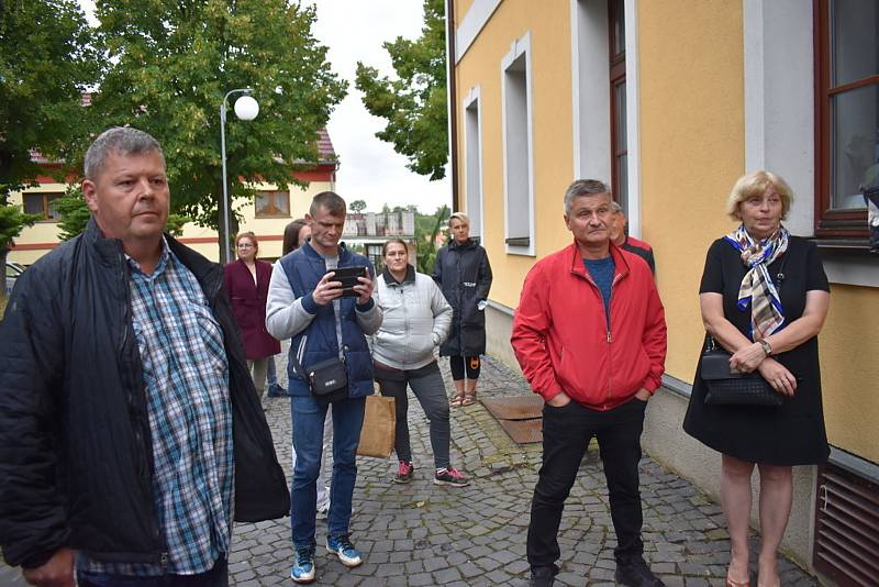 Protesty před školou ve Vraném.