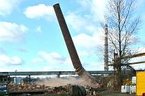 Tři cihlové a jeden ocelový komín odstřelila v pátek specializovaná firma v bývalé Poldi.