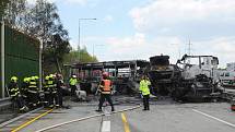 Požár autobusu a tahače na Pražském okruhu.