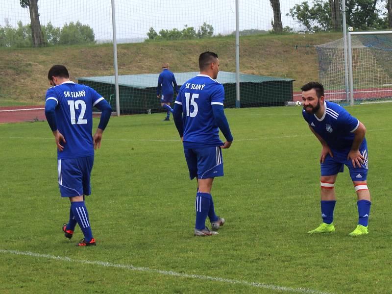 SK Kladno (v bílém) nečekaně vyhrálo na hřišti SK Slaný vysoko 7:1.