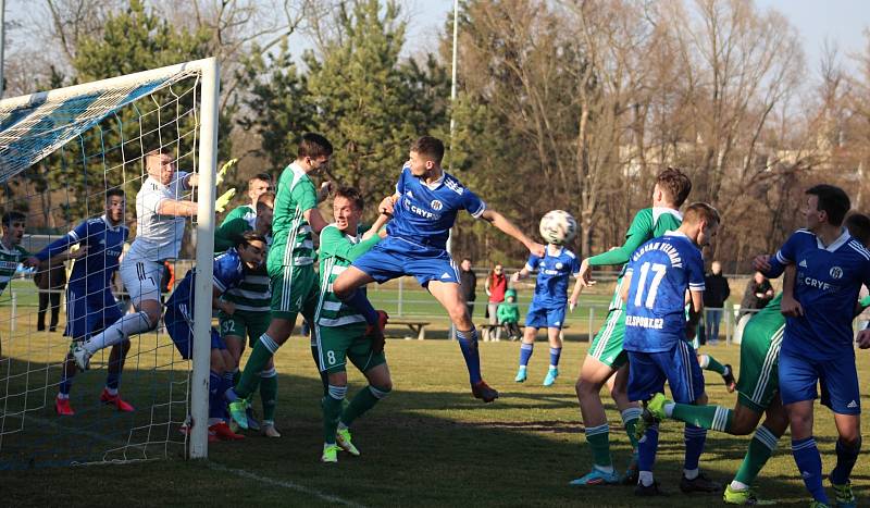 Velvary (v modrém) mají první jarní výhru, doma porazily Bohemians B 1:0.