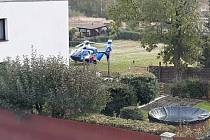 Záchranářský vrtulník přistál v Doksech na zahradě.