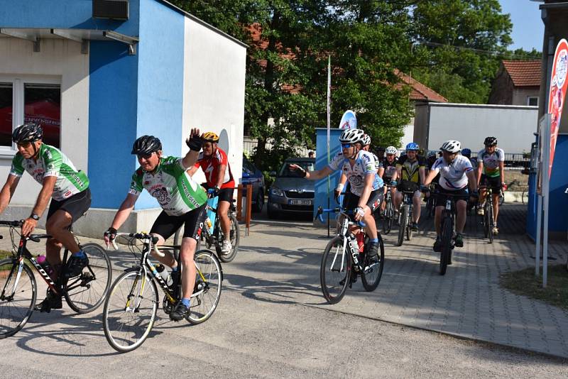Již podeváté projíždí peloton cyklistické akce Na kole dětem, která pomůže onkologicky nemocných dětí, naší republikou.
