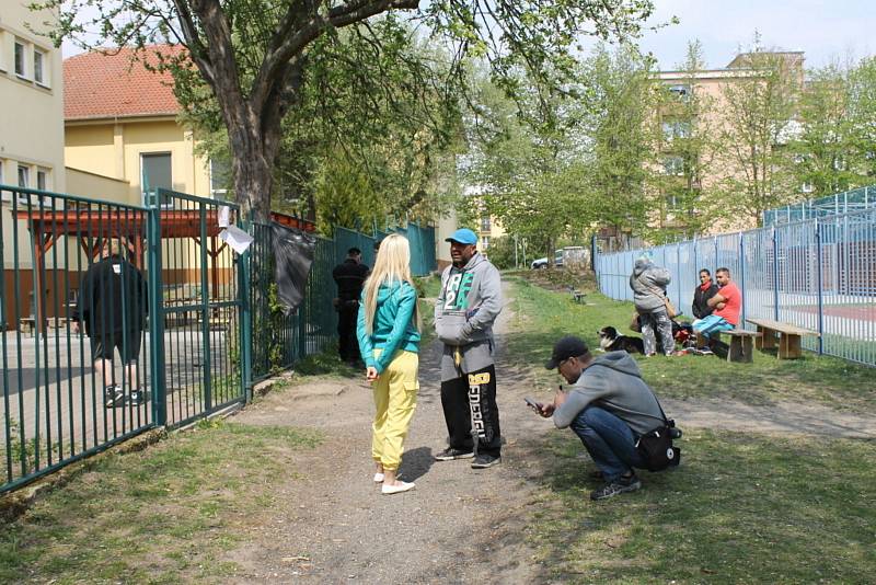 Lidé z vyhořelé ubytovny na ulici nepůjdou. Vedení města hledá řešení.