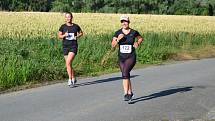 Běžci při výběhu na haldu u Tuchlovic.