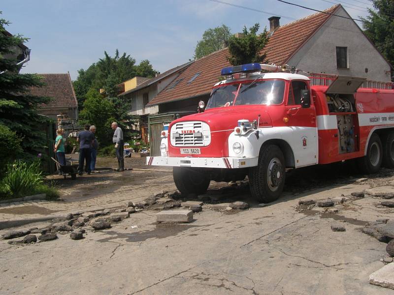 V Dolanech uklízejí spoušť po velké vodě. 