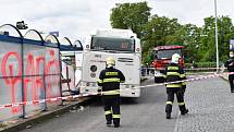 Autobus ve Slaném smetl zastávku, jeden chlapec zemřel.