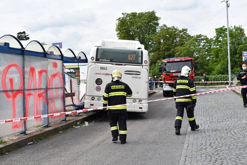 Autobus ve Slaném smetl zastávku, jeden chlapec zemřel.