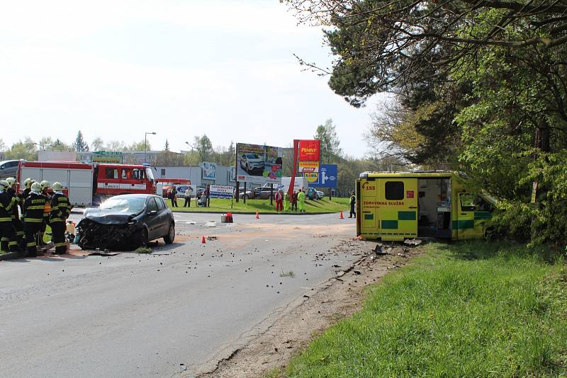 V Pražské ulici v Kladně se srazila sanita s osobním automobilem.