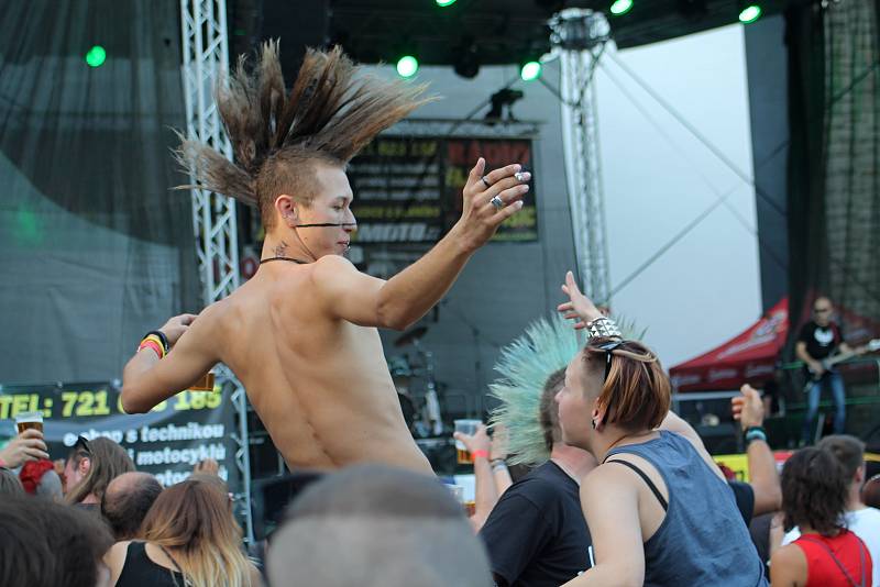 První den 20. ročníku slánského hudebního festivalu Valník.