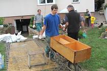 NEVESELO BYLO v pondělí v Bělokách  na zahradě domu rodiny Masařových. Zničené věci ze zatopené garáže končily v kontejneru na odpad. Navíc povodeň zničila úrodu na sousedním políčku.