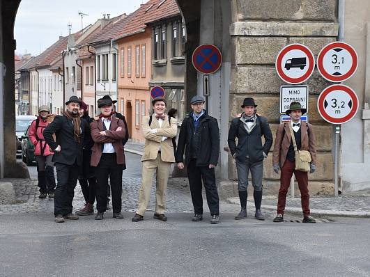 Vajíčkobraní ve Velvarech a pěší putování s vařenými vejci na Karlův most v Praze.