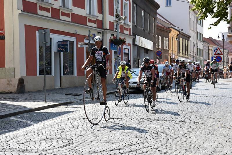 Již podeváté projíždí peloton cyklistické akce Na kole dětem, která pomůže onkologicky nemocných dětí, naší republikou.