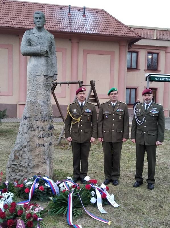 Lidičtí a členové kladenské obce legionářské se poklonili památce výsadkářů operace Silver A.