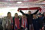 Michael Wiesner  (třetí zleva) s partou kamarádů ve Wembley.