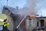 Dva výjezdy hasičů na Kladensku. Požár drážního domku a z bytu v paneláku se valil dým.