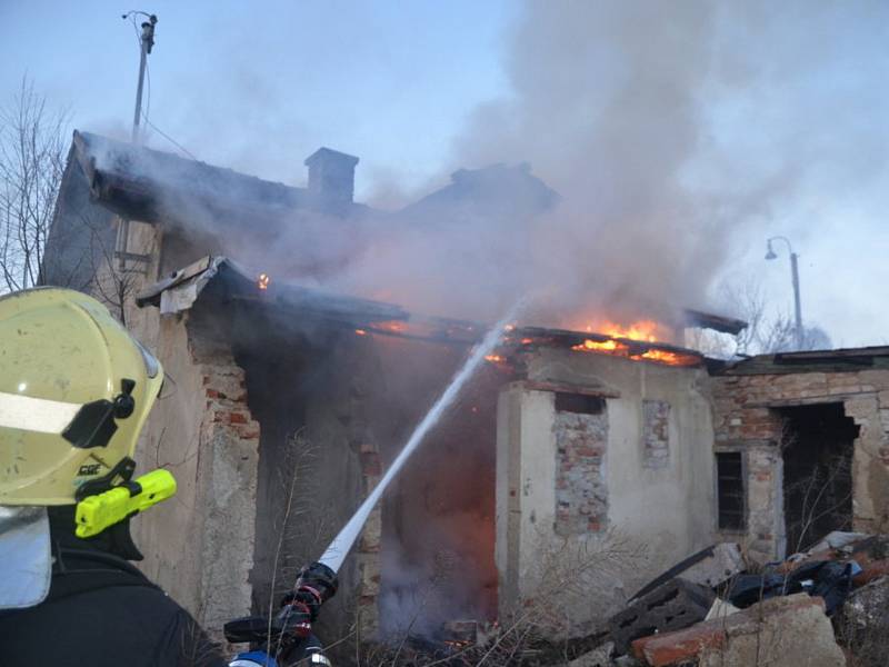 Dva výjezdy hasičů na Kladensku. Požár drážního domku a z bytu v paneláku se valil dým.