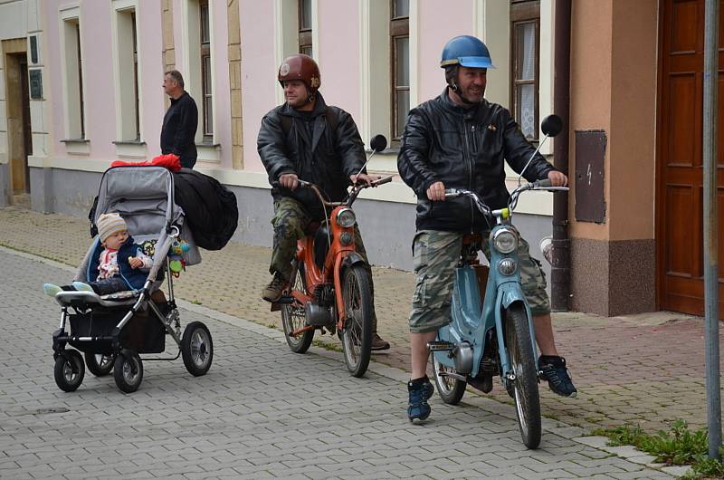 Spanilá jízda veteránů projela Kladenskem i Rakovnickem.