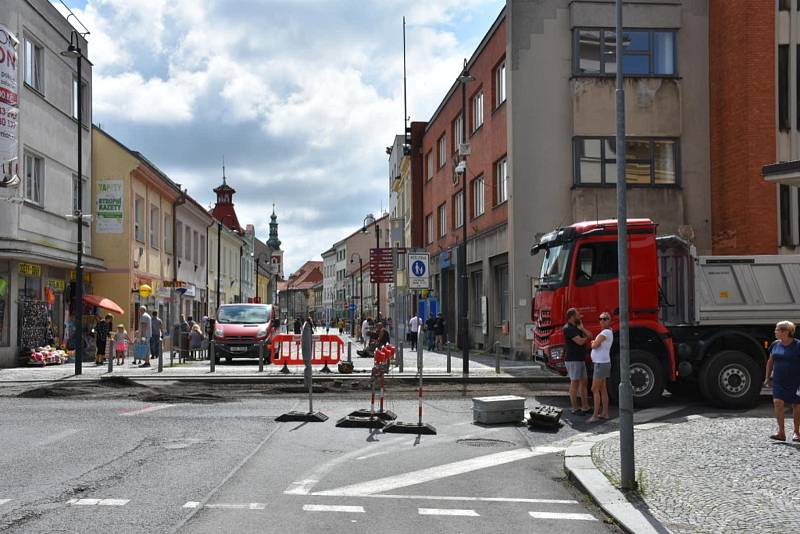 Oprava vozovky v centru Slaného.