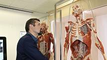 Studenti kladenské biomedicíny získali k výuce plastinovaná lidská těla. Slavnostní otevření nové laboratoře.