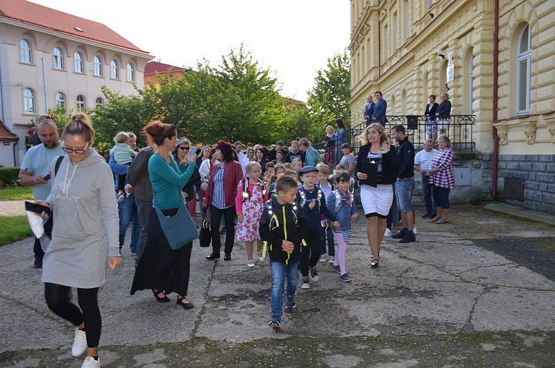 Velvarské školáky přivítala také pilná včelka, děti si užily soutěže i dílničky.