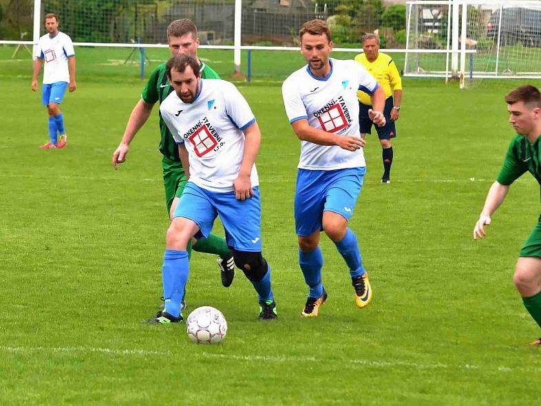 Brandýsek (v bílém) nedal šanci Kročehlavům a vyhrál 3:0.