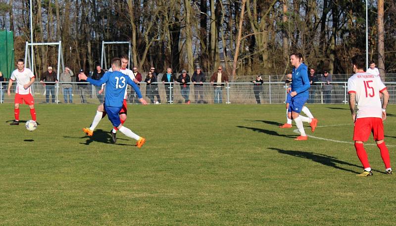 Doksy (v modrém) vybojovaly cennou výhru 3:0 nad Tuchlovicemi.